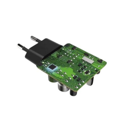 Ein Ladegerät mit europäischem Stecker und abgenommenem Gehäuse, das die grüne Platine im Inneren und die Komponenten des HandyOase Hama 18W Ladegeräts (Schwarz) für schnelles USB-C-Laden zeigt.