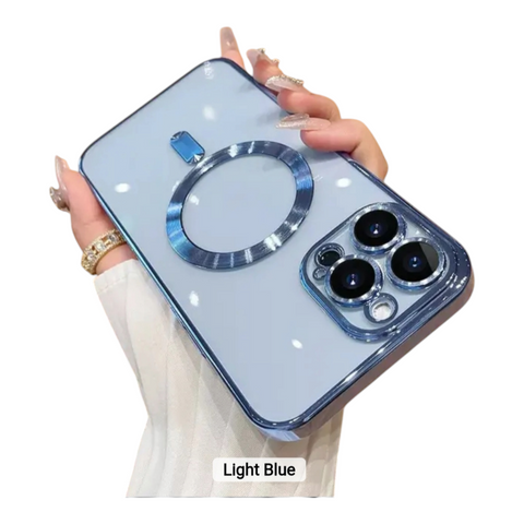 Eine Hand hält die HandyOase Light Blue TPU Handyhülle mit Kameraschutz für iPhone mit glänzender Oberfläche, kreisförmigem MagSafe-Zubehörring und präzisen Kameraausschnitten.